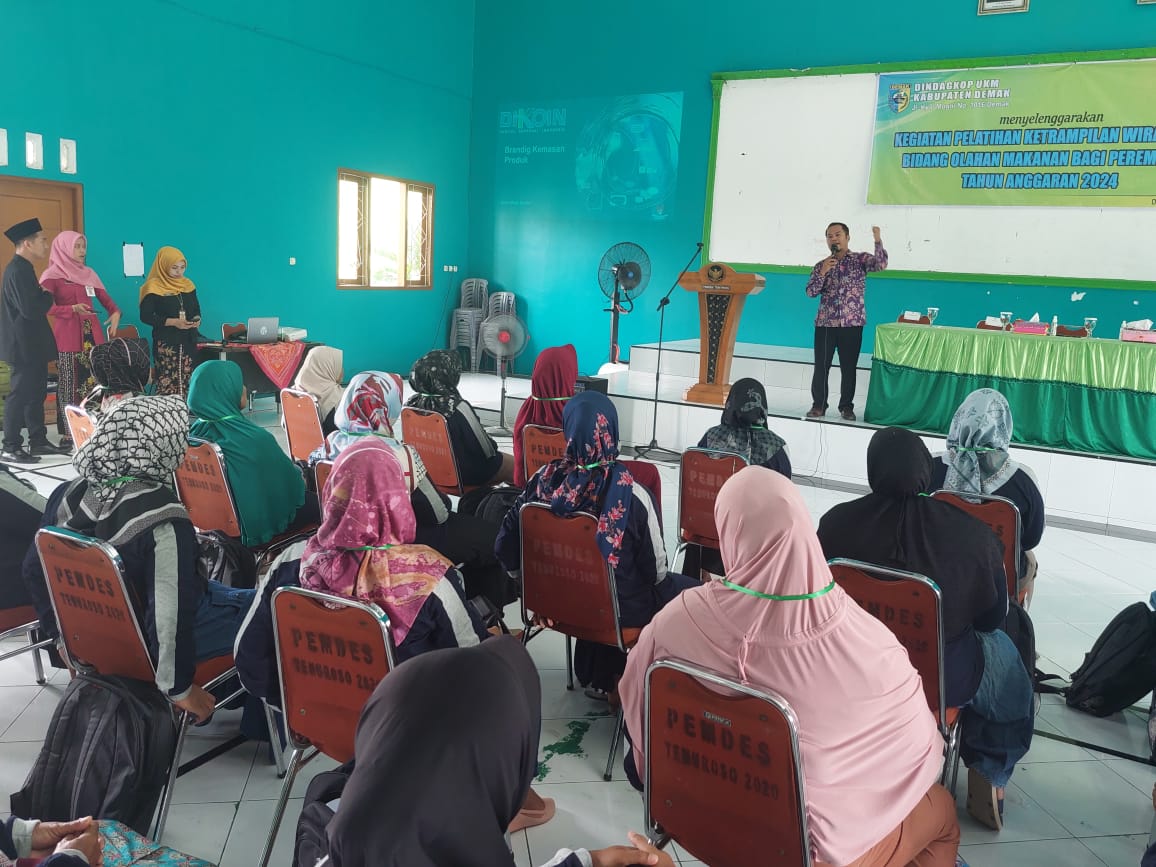 Pemateri dari Dindagkop UKM Pemkab Demak sedang memberikan pelatihan kepada pelaku UMKM di Kecamatan Guntur.