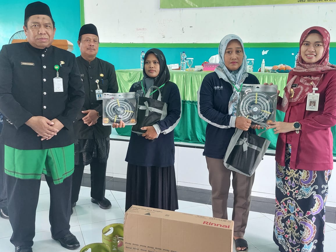Bupati Demak dr Eistianah didampingi Kepala Dindagkop UKM Iskandar Zulkarnain menyerahkan bantuan regulator kepada pelaku UMKM.