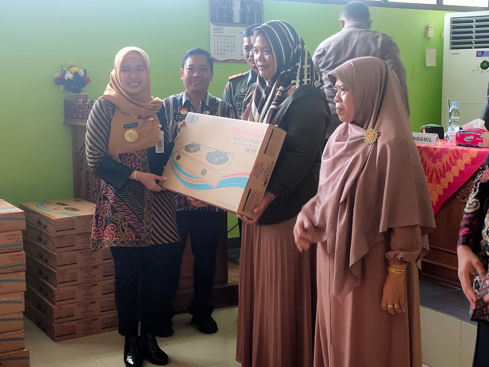 Bupati Demak dr Eistianah memberikan bantuan sarana usaha untuk pelaku UMKM di Demak.