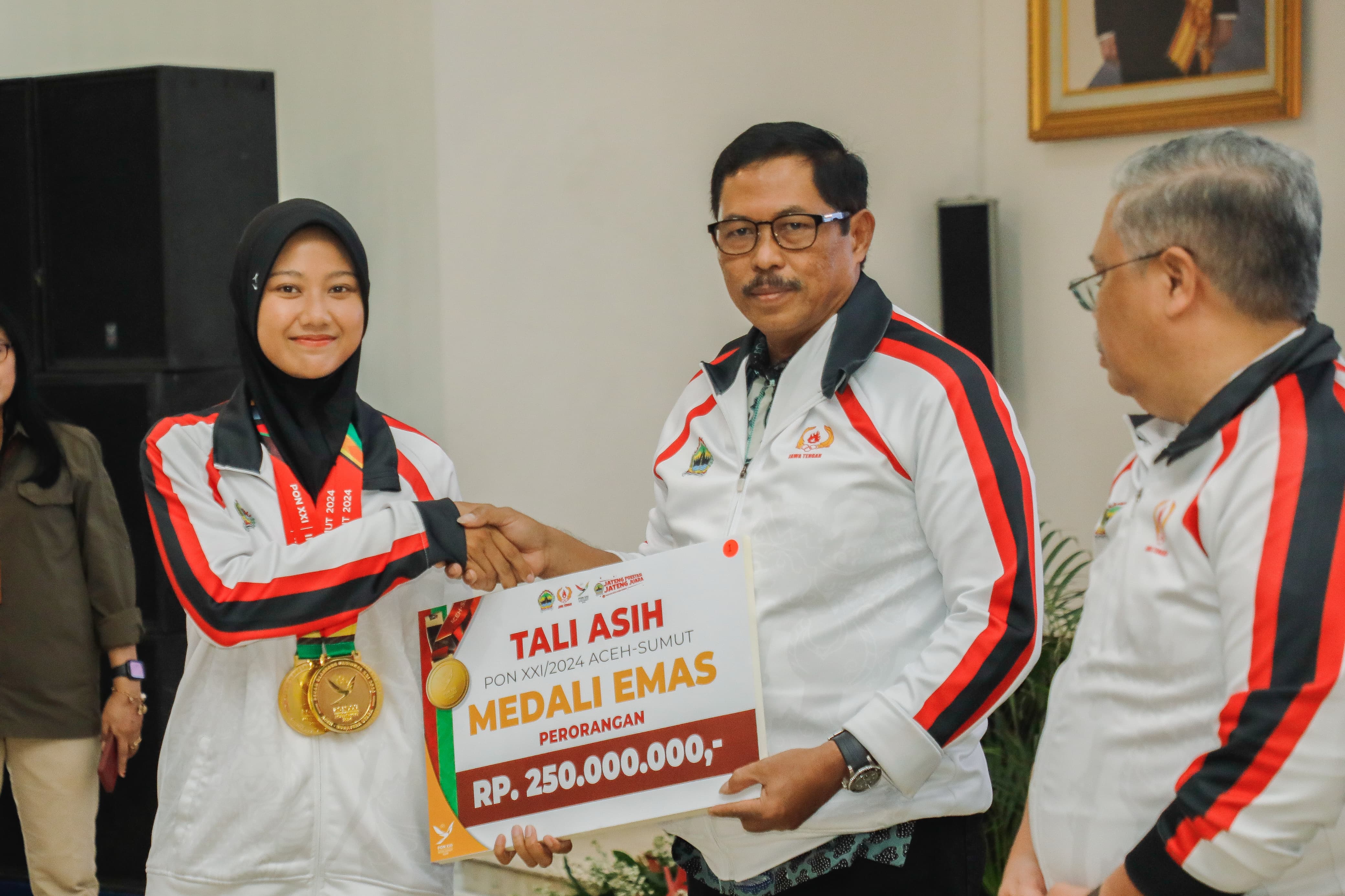 Pj. Gubernur Jawa Tengah, Nana Sudjana memberikan penghargaan kepada para atlet dan kontingen Jateng peraih medali pada PON XXI Aceh-Sumut.