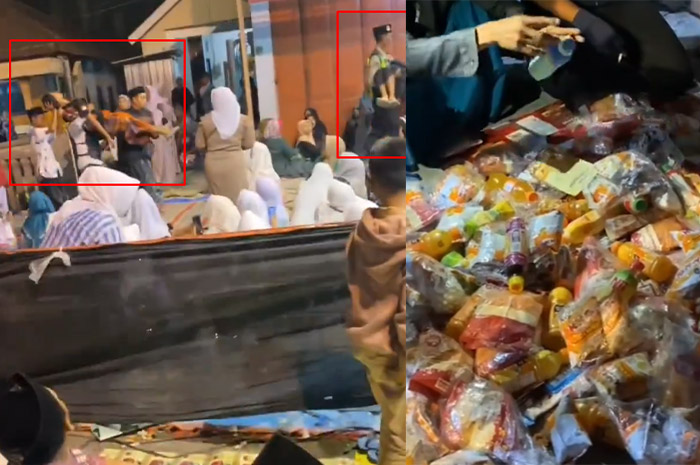 Tampak jamaah yang diduga keracunan makanan digotong beberapa orang saat acara keagamaan di Krecek Badas Kediri.