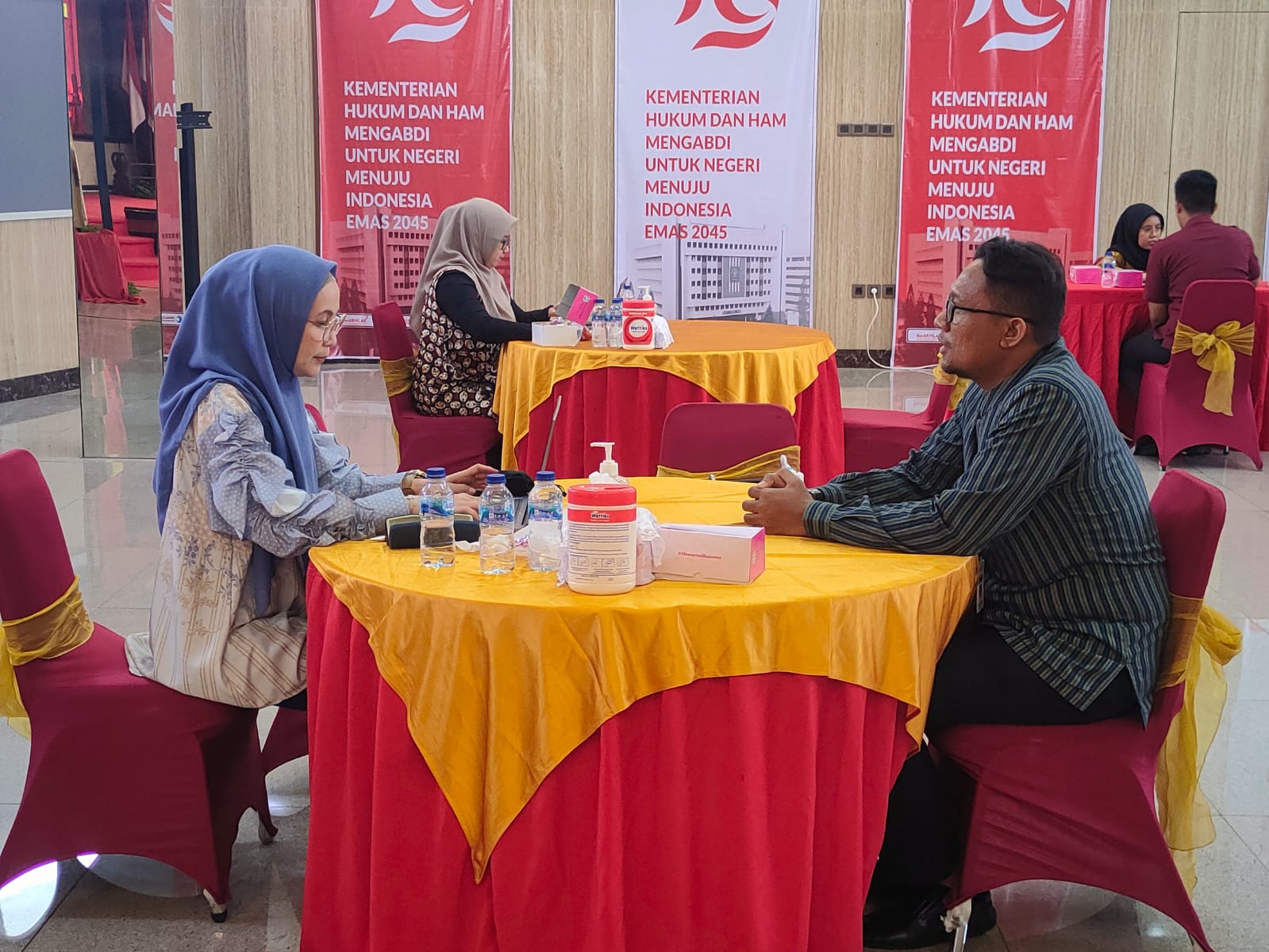 Kemenkumham Jawa Tengah mengikuti kegiatan wawancara dalam rangka Kunjungan Lapangan Evaluasi Pasca Pelatihan Jabatan Fungsional Terbuka Ahli Pertama atas inisia BPSDM Hukum dan HAM ini di Aula.