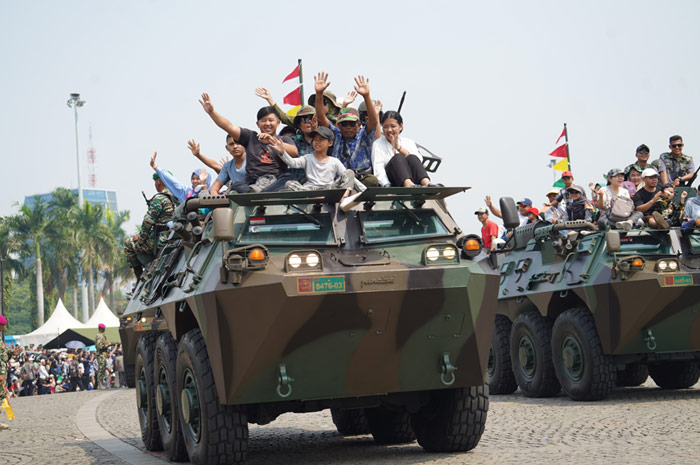 Sensasi pengunjung berada di atas Tank, salah satau alutsista TNI.