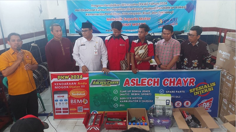 Pengelola LKP Dimy Motor Muhamad Dimyati mendampingi Kepala Dinas Pendidikan dan Kebudayaan Demak Haris Wahyudi Ridwan menutup pelatihan pendidikan wirausaha. (Wahibpribadi)