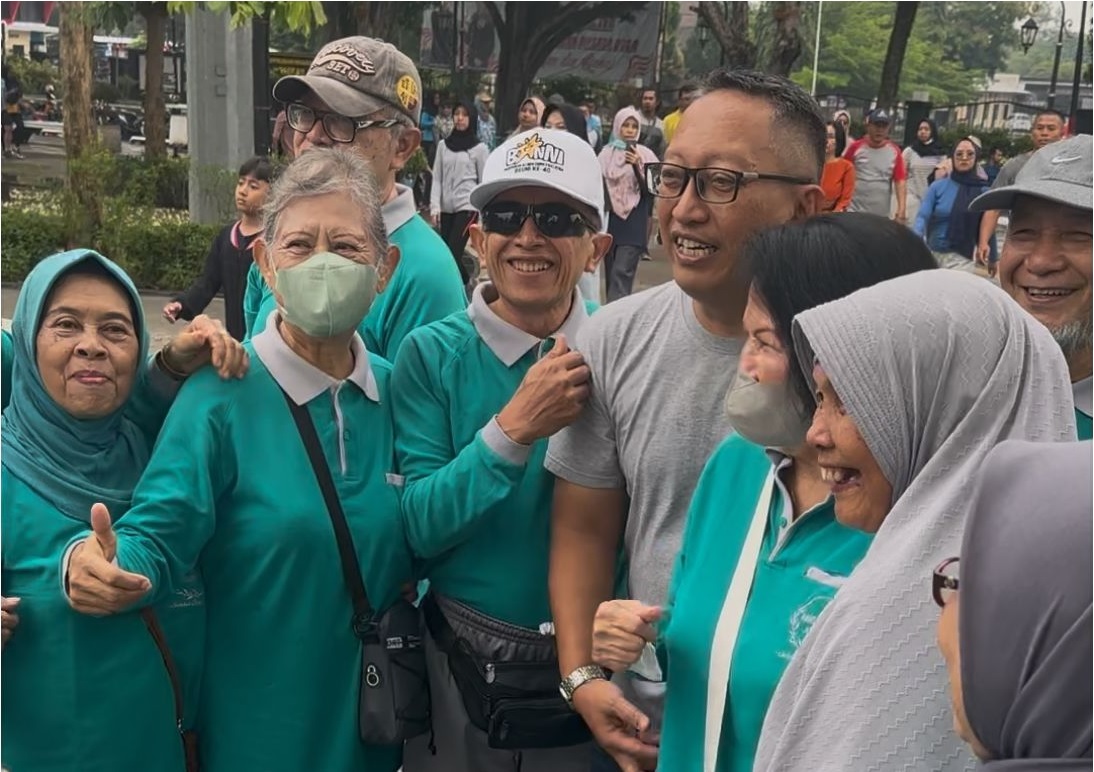 Calon Wali Kota Sinoeng Nugroho Rachmadi mendapatkan kejutan saat bertemu belasan ibu ibu yang tengah berolahraga di lapangan Pancasila.