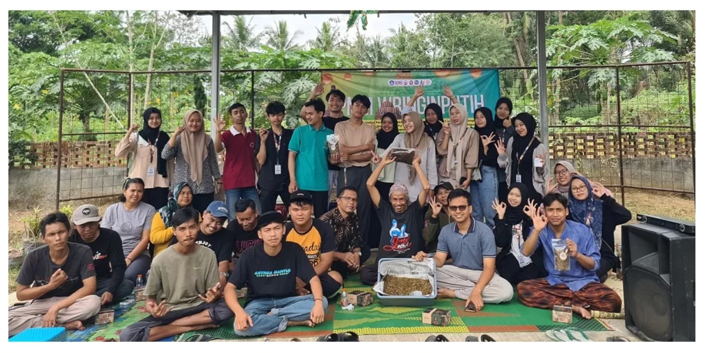 Tim pengabdian masyarakat Universitas Tidar bersama pengelola TPS-3R Merti Bumi Desa Wringinputih, Borobudur, Kabupaten Magelang.