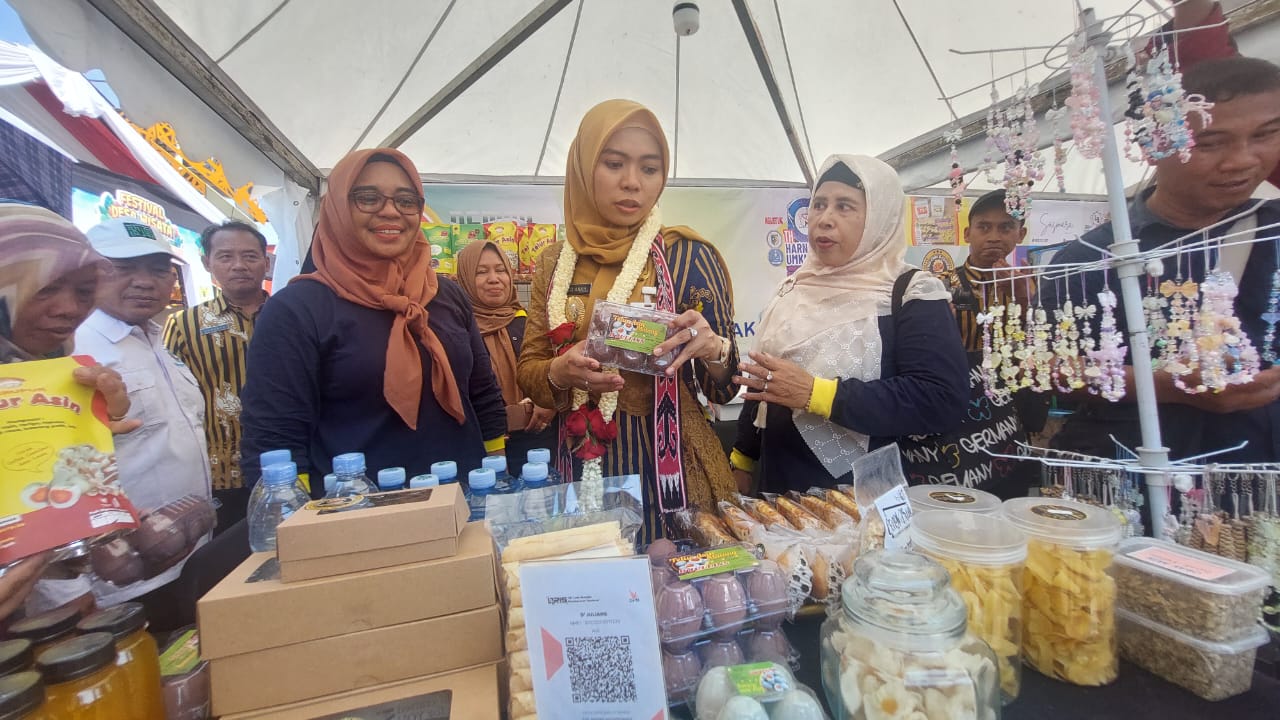 Bupati Demak dr Eistianah dalam sebuah kegiatan UMKM. (wahipribadi)