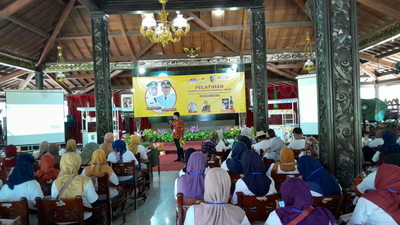 Salah satu narasumber memberikan pelatihan kewirausahaan mandiri UMKM di Pendopo Demak. (wahibpribadi)