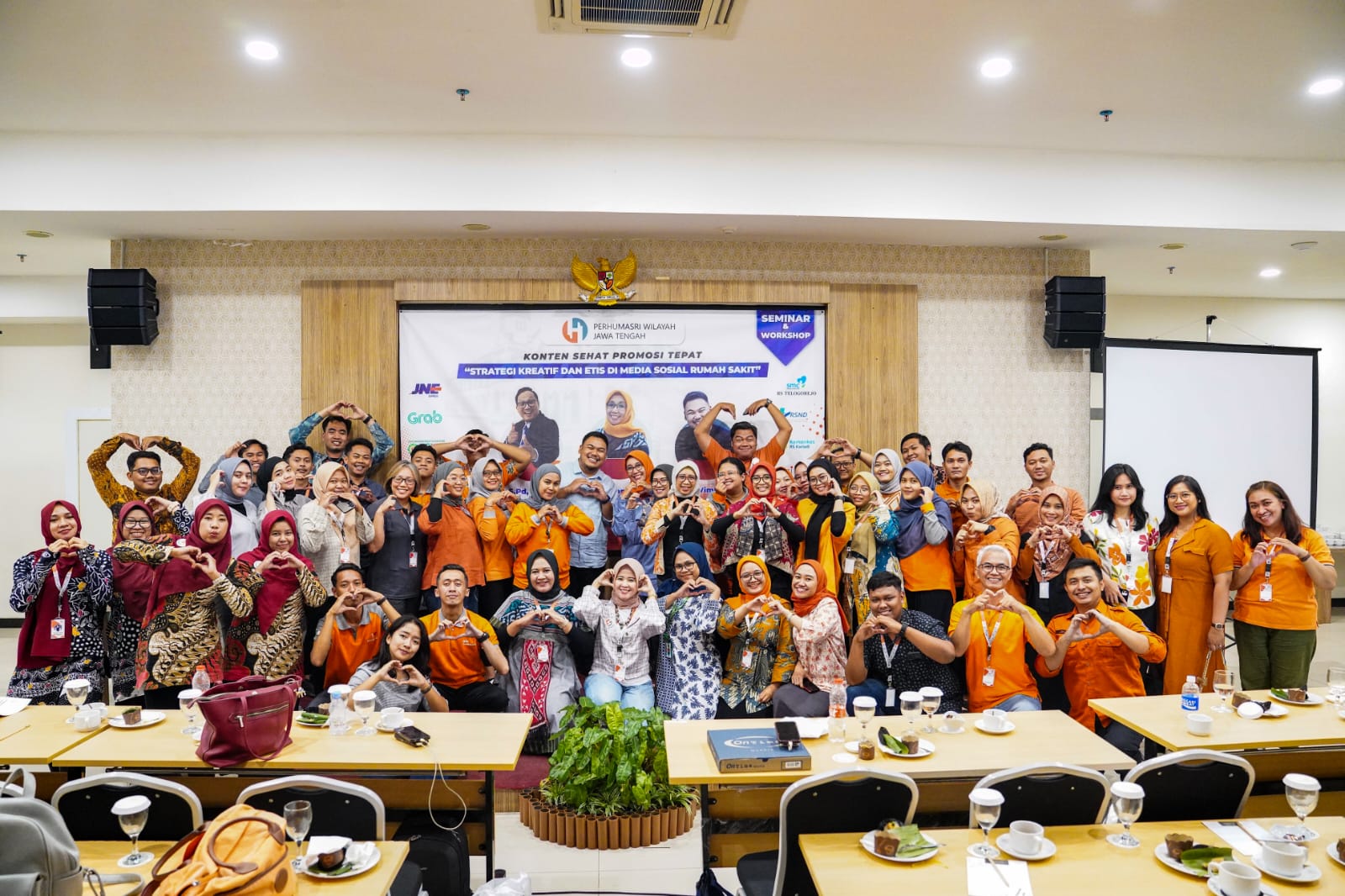 Para peserta workshop berfoto bersama dengan ketiga narasumber