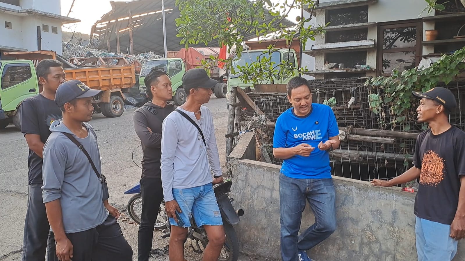 Yoyok Sukawi ketika dicurhati sopir truk sampah di TPA Jatibarang