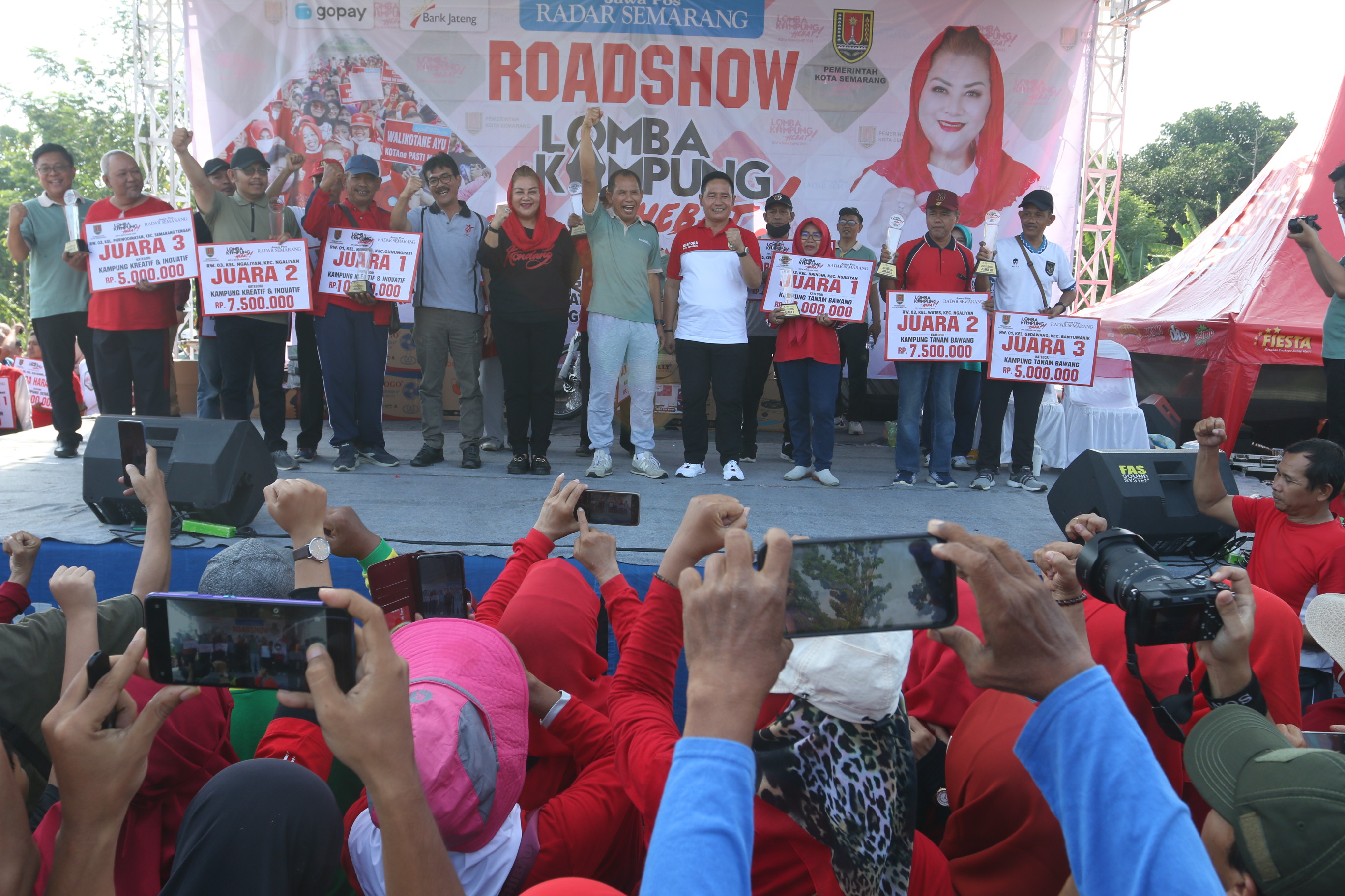 BAHAGIA : Para juara 1, 2 dan 3 di tiap kategori Lomba Kampung Hebat 2024 foto bersama Wali Kota Semarang Hevearita Gunaryanti Rahayu dan Direktur Radar Semarang Baeh