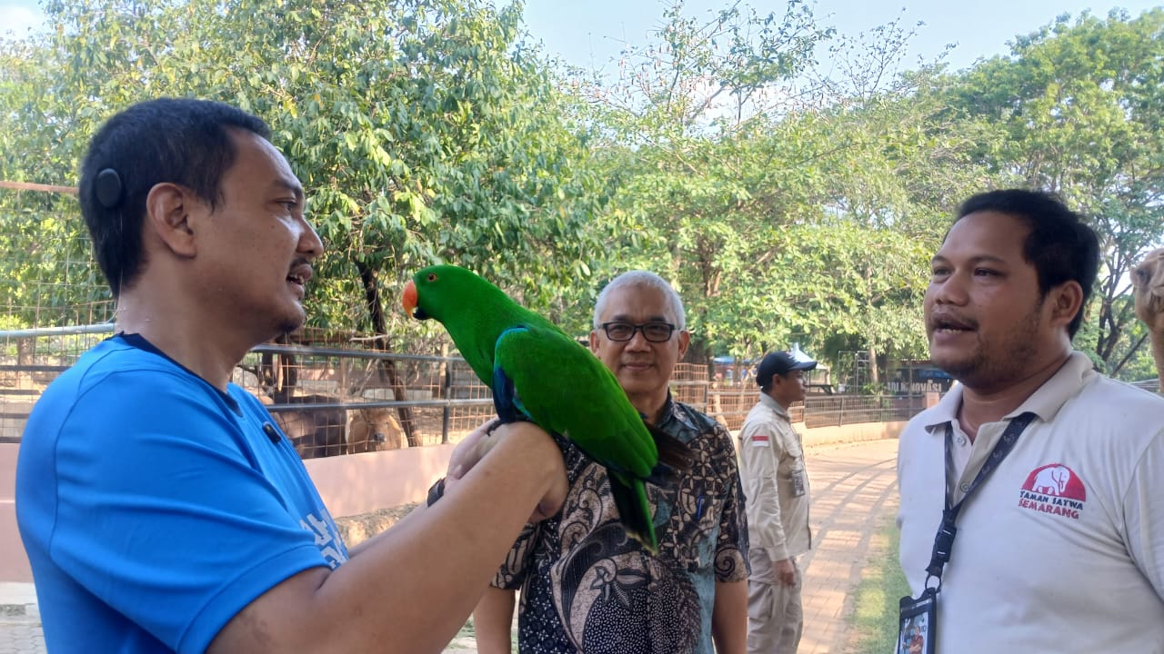 Yoyok Sukawi ketika berkunjung ke Semarang Zoo.