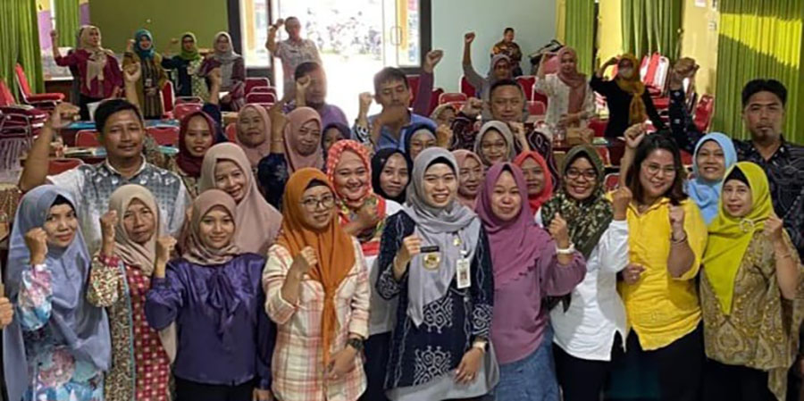 Bupati Demak dr Eistianah foto bersama dengan peserta pelatihan UMKM. (wahibpribadi)