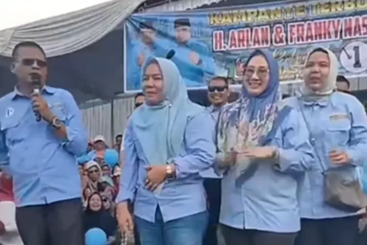 H Arlan beserta empat istrinya naik ke atas panggung saat berkampanye di Kelurahan Sungai Medang Kecamatan Cambai Kota Prabumulih, Sabtu (5/10/2024).