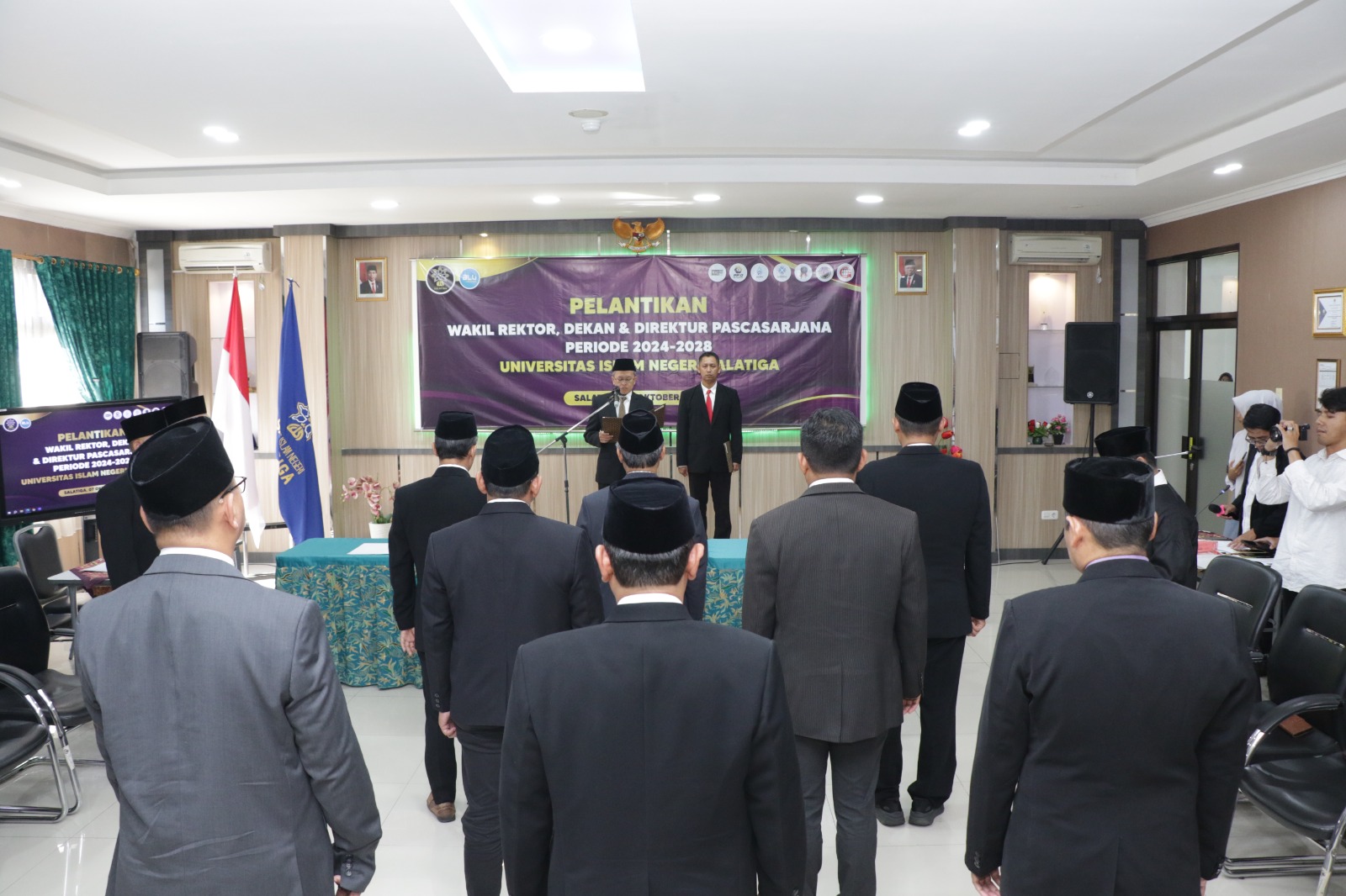 ektor Universitas Islam Negeri Salatiga, Prof. Zakiyuddin Baidhawy resmi melantik jajaran Wakil Rektor, Dekan, dan Direktur Program Pascasarjana masa jabatan 2024-2028, Senin (7/10).