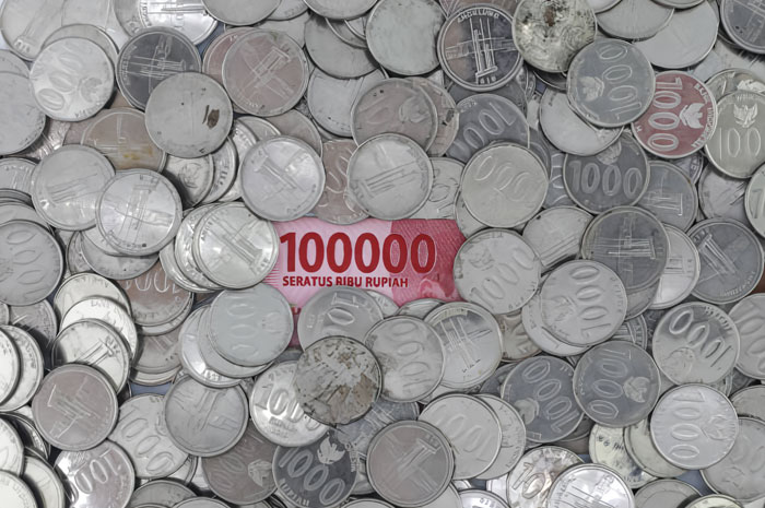 Ilustrasi uang rupiah dalam besaran gaji hakim dan tunjangannya di Indonesia.