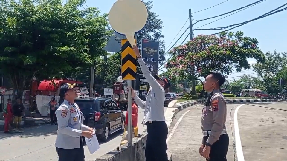 BIAR NGGA MACET : Dishub Kota Semarang, kembali membuka Simpang Hanoman agar arus beban kendaraan di Jalan Subali dan Kalibanteng bisa berkurang.