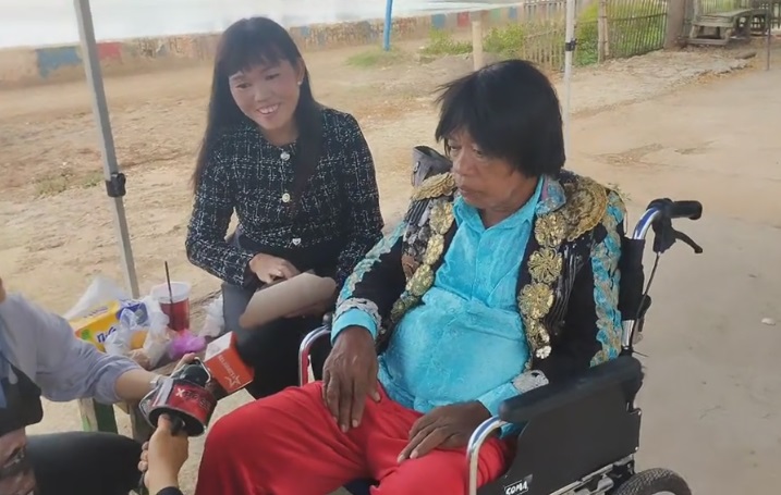 Pak Tarno bersama istrinya, Tirsanih Dewi.