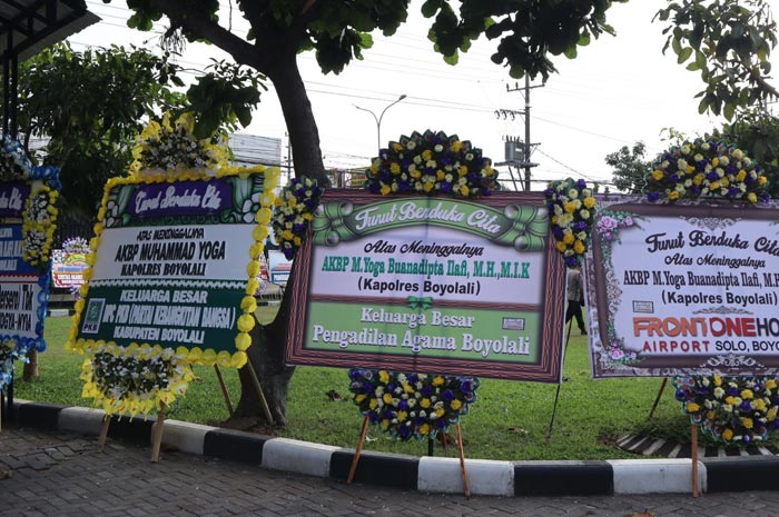 Karangan bunga Kapolres Boyolali AKBP Muhammad Yoga yang Wafat Usai Kecelakaan.