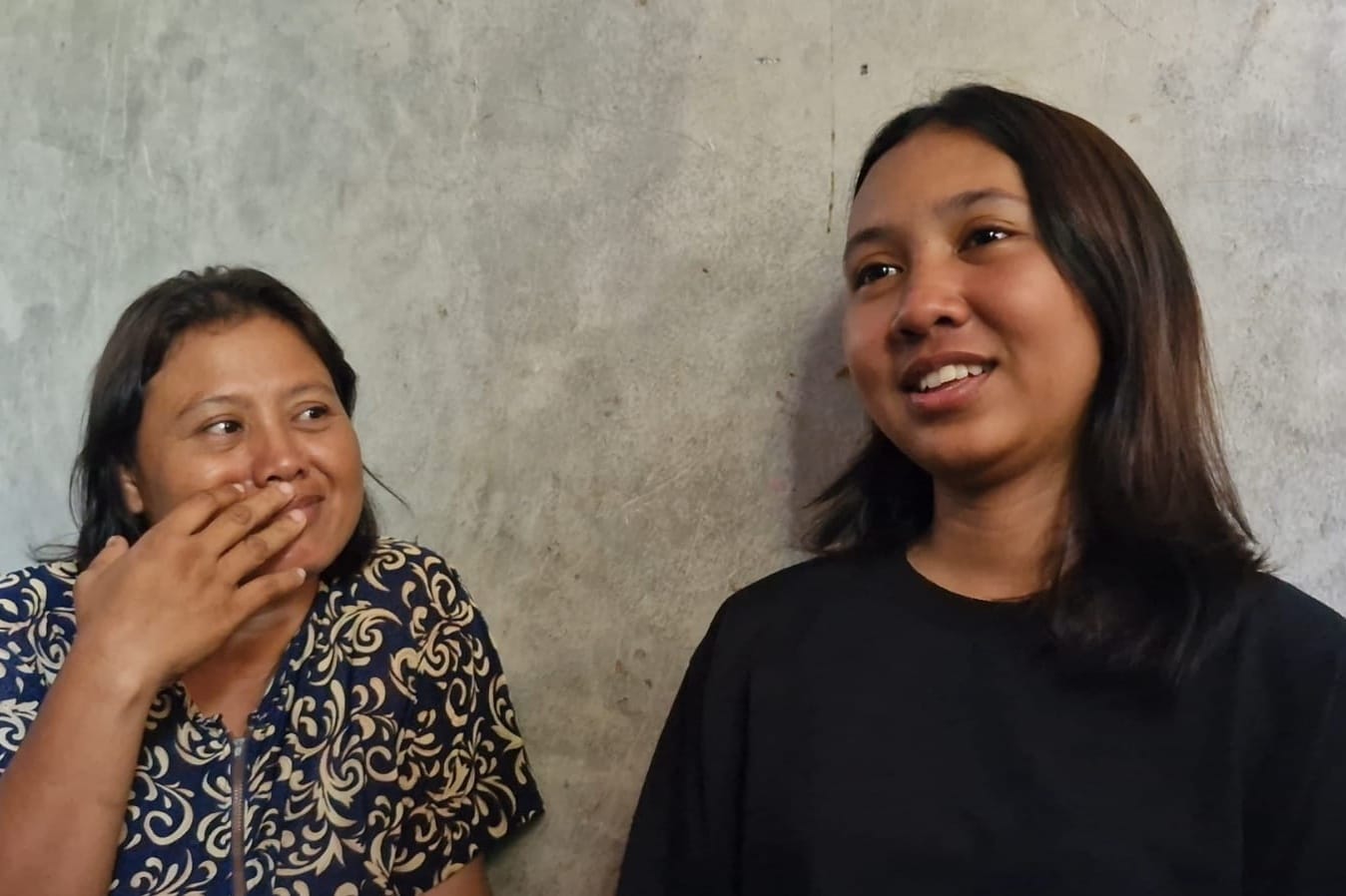 Naomi Daviola Setyani didampingi sang mama saat menceritakan kisahnya selama tersesat di pendakian Gunung Slamet. (M Hariyanto/Jawa Pos Radar Semarang)