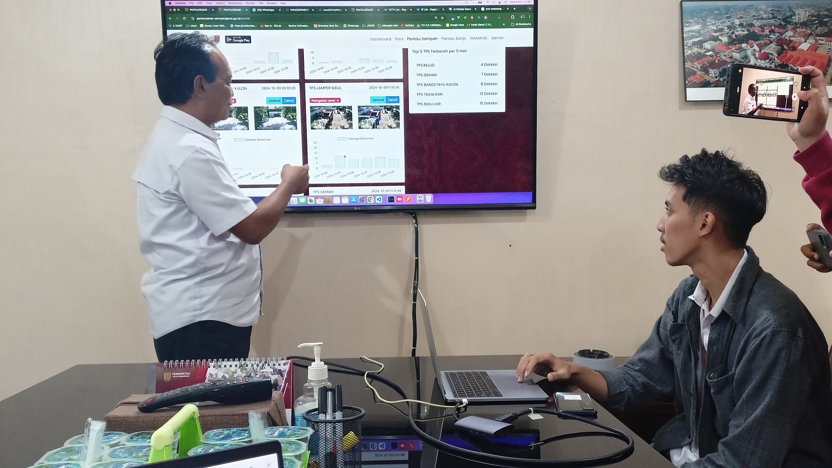 TERINTEGRASI : Kepala Diskominfo Kota Semarang, Soenarto, ketika menjukkan CCTV yang sudah terintegrasi dan bisa dipantau melalui portal Pantau Semar.