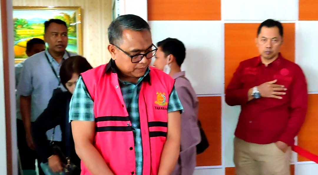 Tersangka penggelapan pajak Hanggoro Bayu ditahan oleh Kejari Kota Semarang, Rabu (9/10/2024).