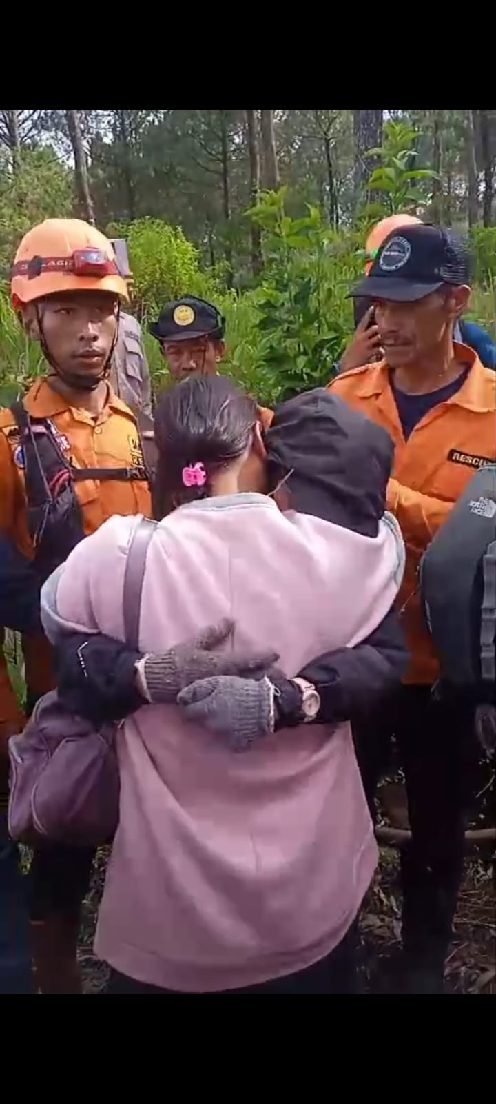 Naomi Daviola memeluk keluarganya yang sudah menunggu saat ia berhasil ditemukan dalam kondisi selamat