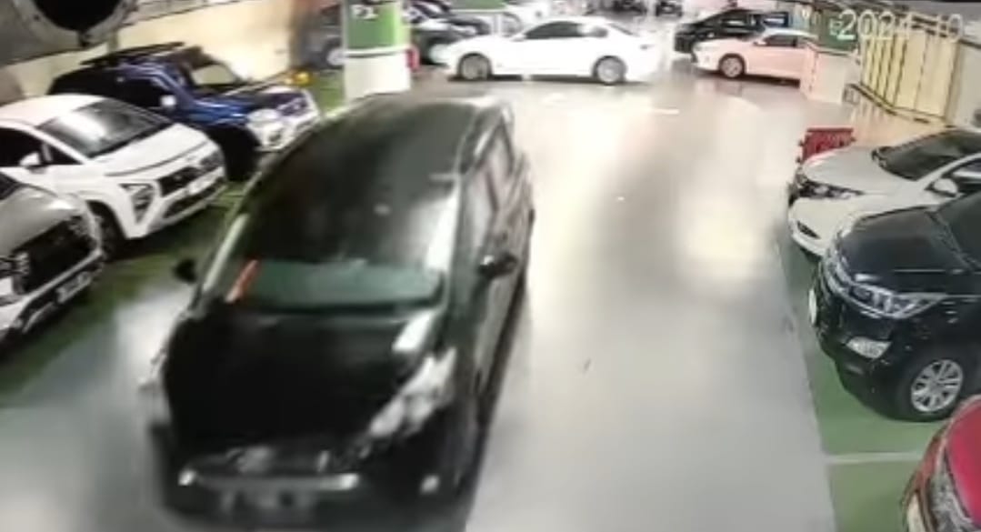 Aksi pencurian terekam kamera CCTV di tempat parkir hotel Tentrem.