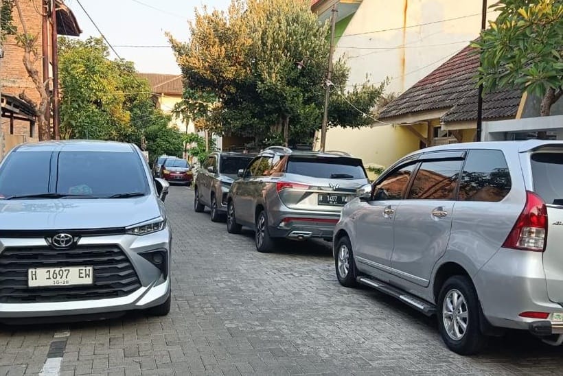 Situasi parkiran kendaraan menghalangi pintu masuk rumah warga berdekatan GOR Sahabat Semarang.