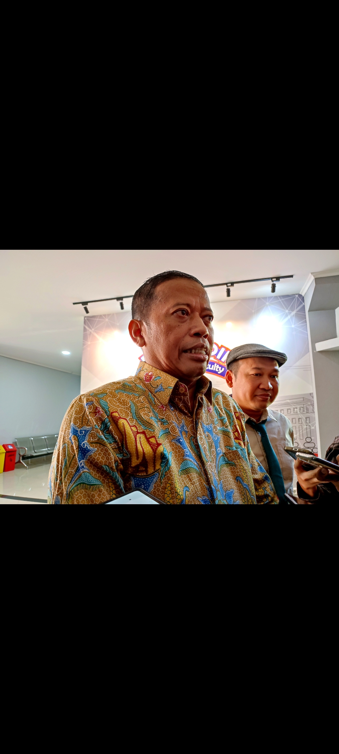 Rektor Universitas Diponegoro (Undip) Suharnomo didampingi Wakil Rektor IV Widjayanto memberikan keterangan, Kamis (10/10/2024).