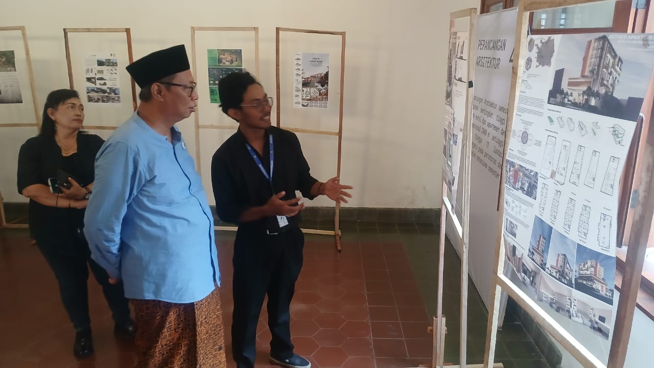 Calon Wakil Wali Kota Semarang, Joko Santoso mengunjungi Pameran Arsitektur Tapak Kala Vol 2 yang diselenggarakan oleh mahasiswa Universitas PGRI Semarang (Upgris) di Gedung Monod Diephuis, Kota Lama