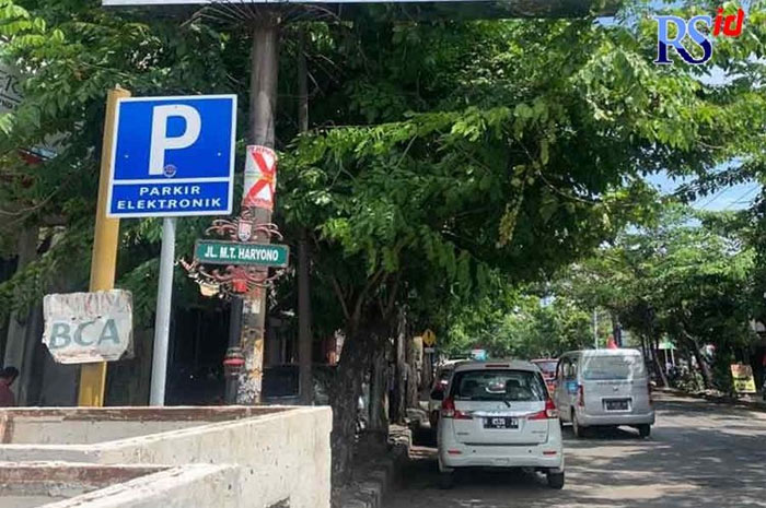 Dishub Kota Semarang memasang rambu khusus sebagai tanda penerapan titik parkir elektronik.