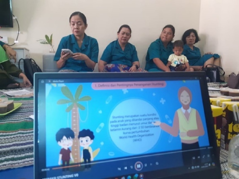 Ibu-ibu dengan batita serta kader kesehatan Kelurahan Pudakpayung, Kecamatan Banyumanik, Kota Semarang diajak nonton bareng video animasi deteksi dini stunting.