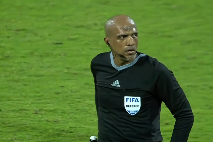 Wasit Ahmed Al Kaf, keputusannya di laga kualifikasi Piala Dunia 2026 antara Bahrain vs Indonesia menuai kontroversi.