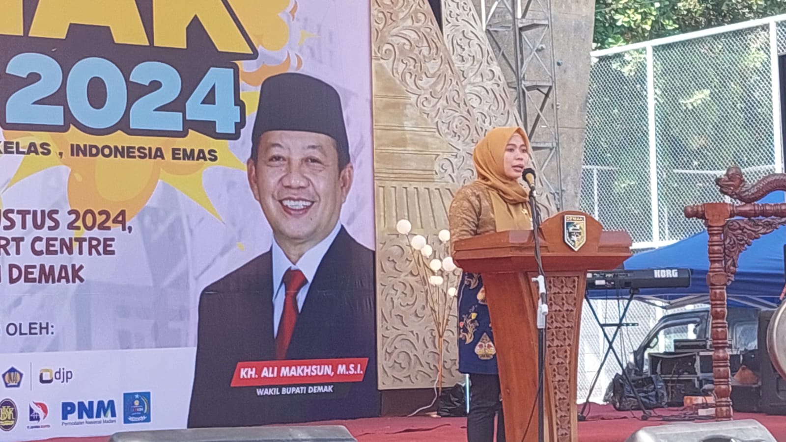 Bupati Demak dr Eistianah saat membuka Demak Expo di Stadion Sultan Fatah Kota Demak. (Wahibpribadi)