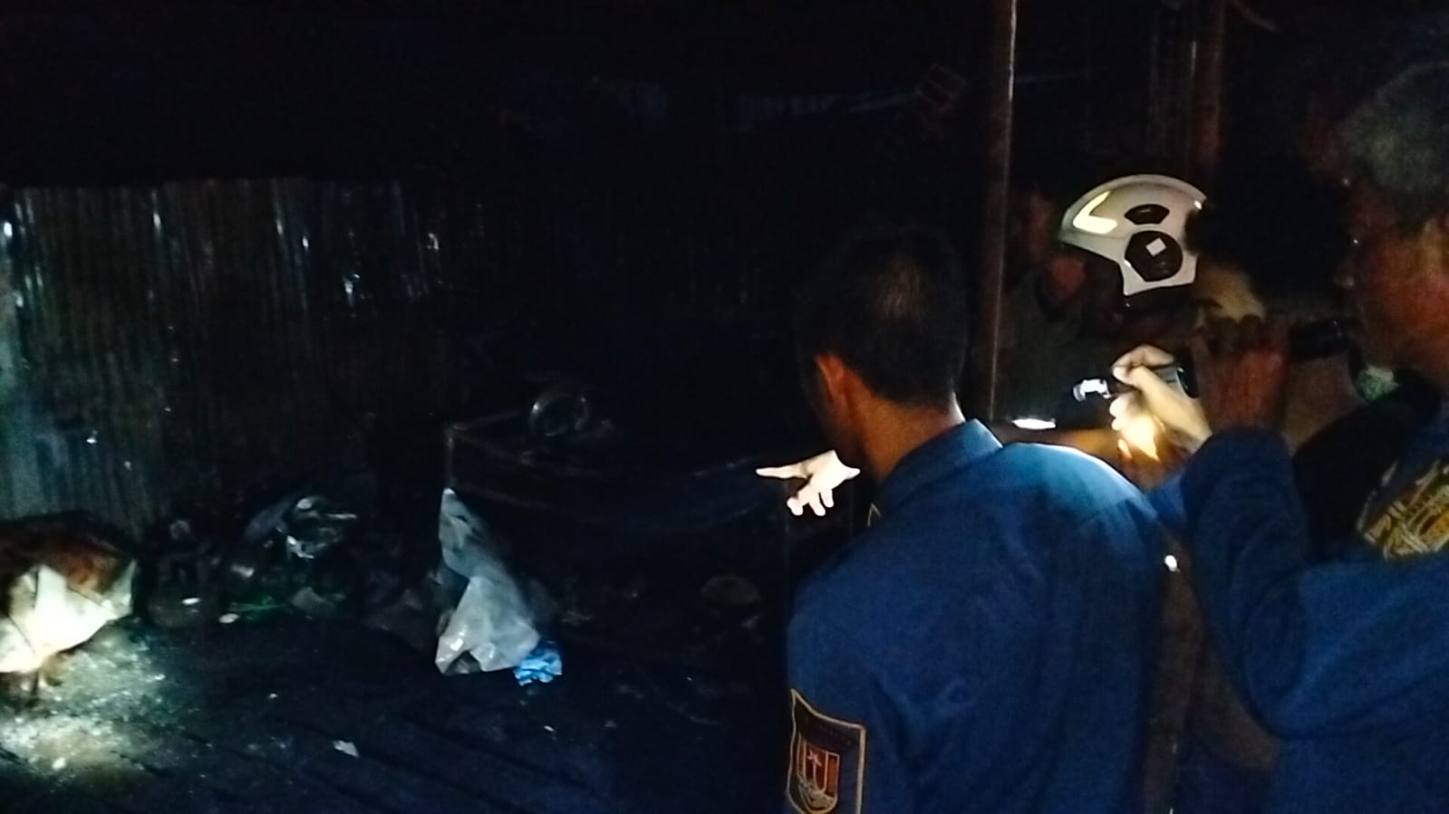 Para petugas pemadam kebakaran saat menjinakkan api di warung makan penyetan, Jalan Moch Ichsan, Ngaliyan, Semarang, Minggu (13/10) petang. FIGUR RONGGO WASSALIM/JAWA POS RADAR SEMARANG