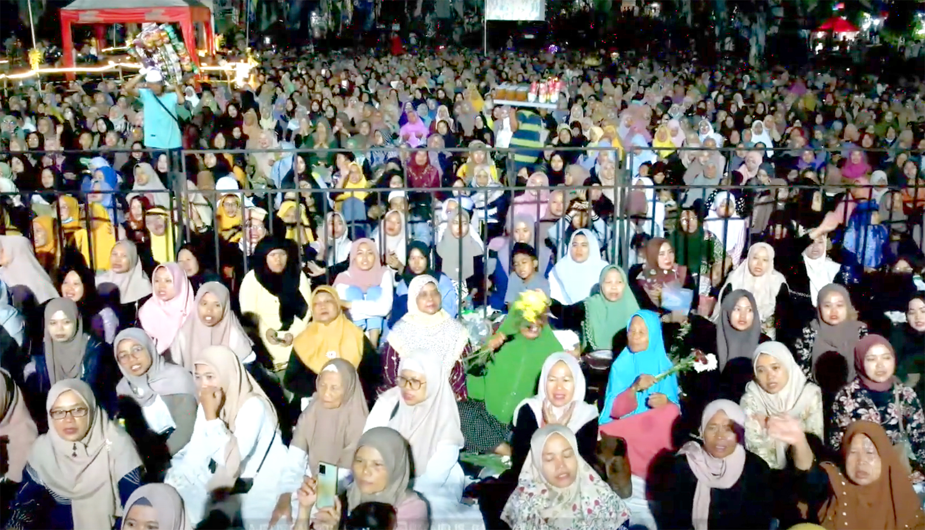 Ribuan jamaah bersholawat bareng Majelis Dzikir dan Sholawat Gandrung Nabi dan KH Rochimin di Langensari, Kecamatan Ungaran Barat, Kabupaten Semarang.