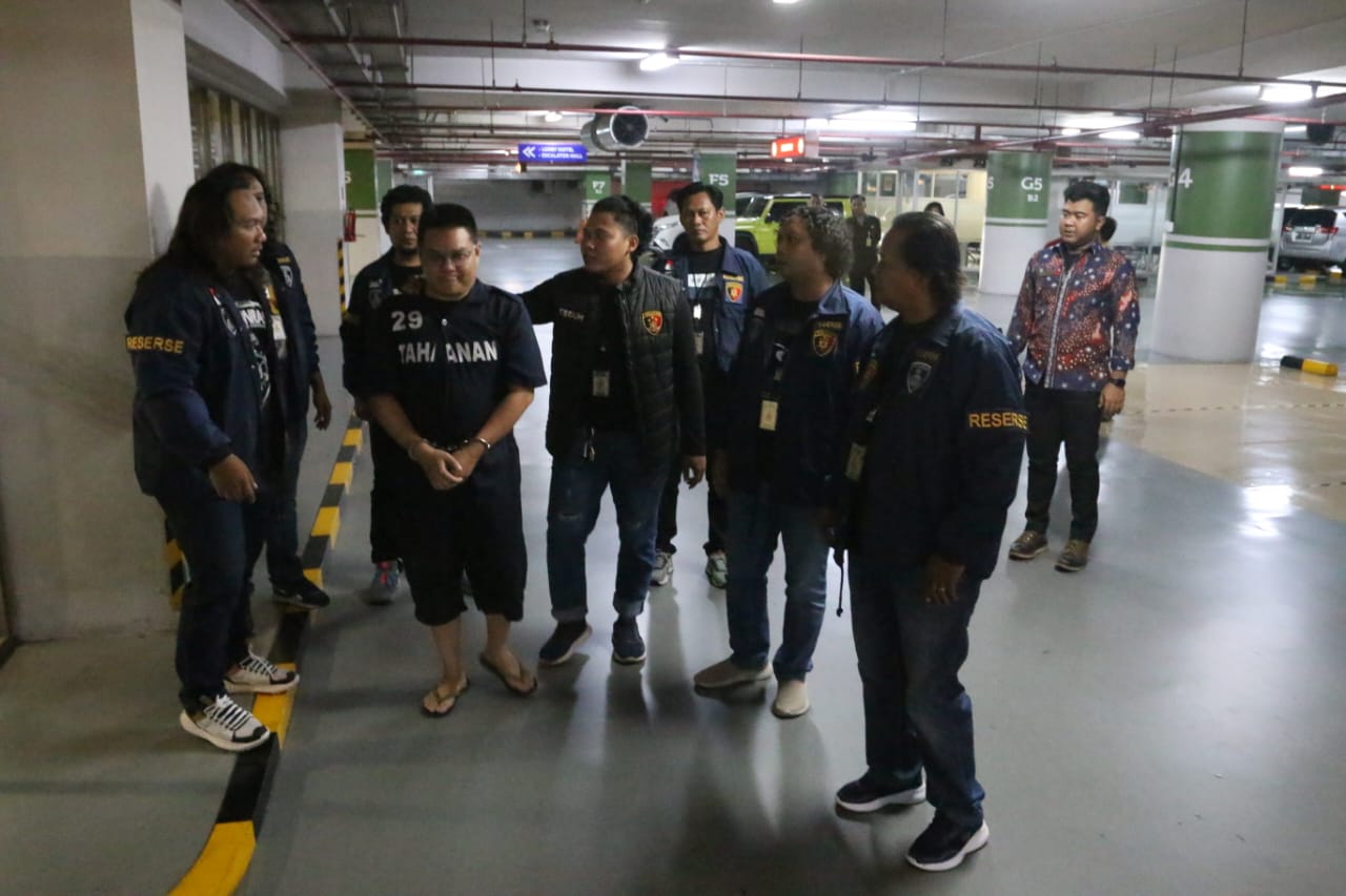 Tersangka pencurian mobil BMW di parkiran Hotel Tentrem, saat dihadirkan di rilis di Mapolrestabes Semarang. (M Hariyanto/Jawa Pos Radar Semarang)