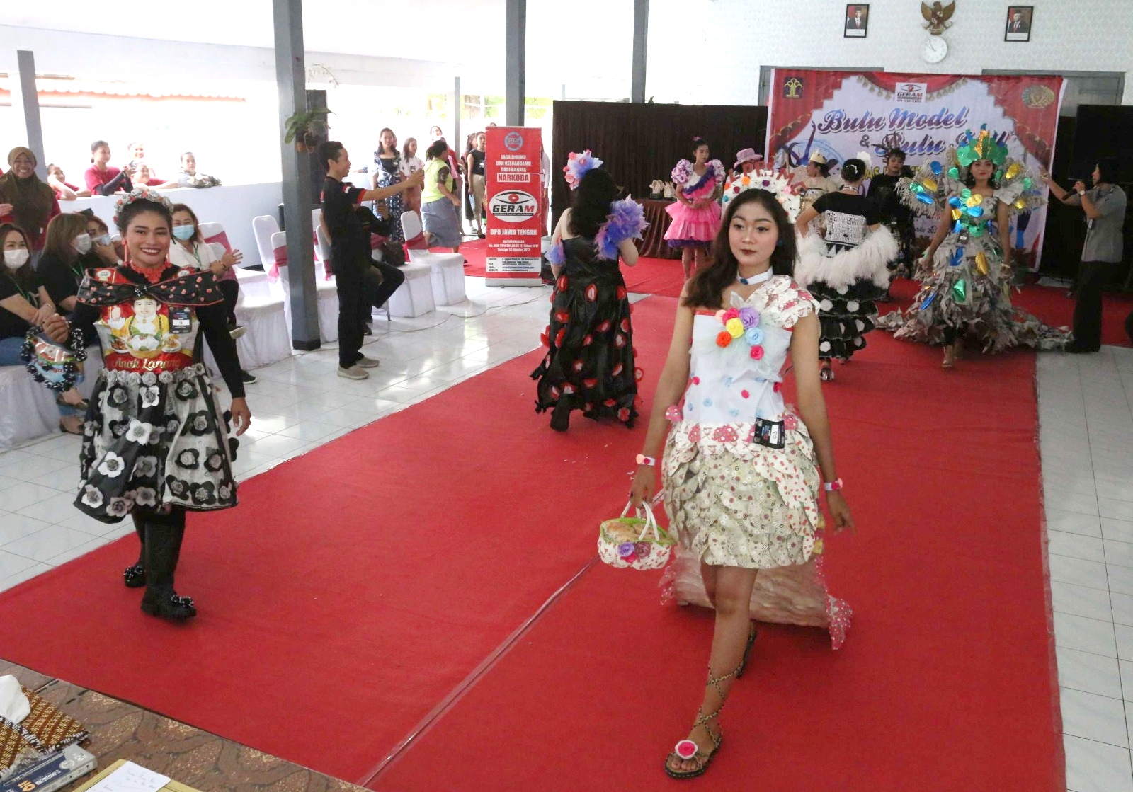 Warga binaan di Lapas Perempuan Semarang saat lomba model menggunakan kostum berbahan dasar sampah, Senin (14/10/2024).