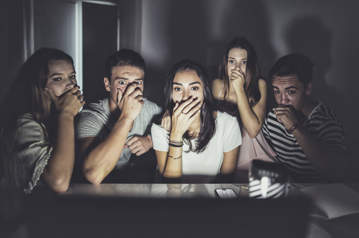 Ilustrasi netizen menonton video Zahra viral 6 Menit.