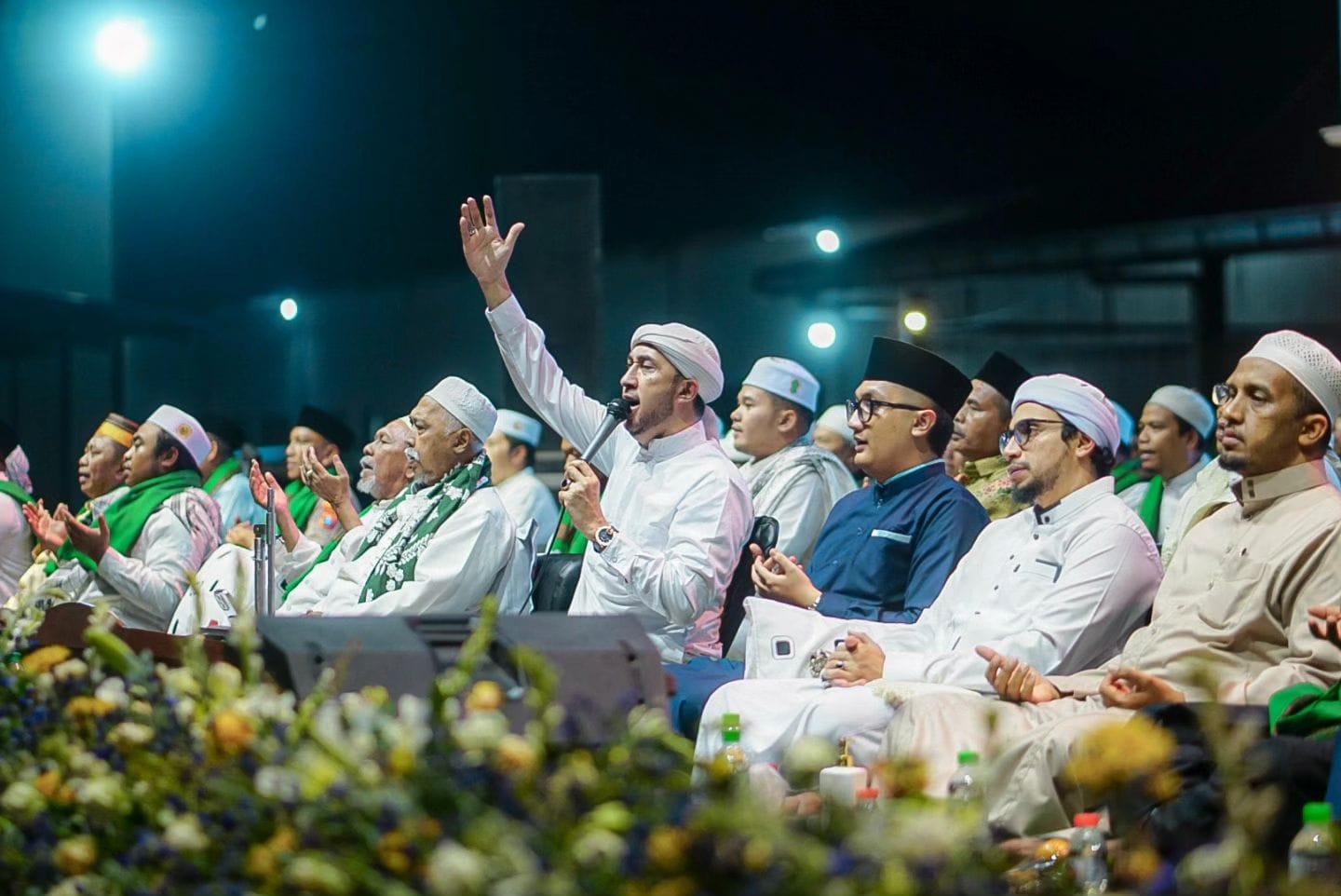 Habib Ali Zainal Abidin saat bersholawat dengan Majelis AZ Zahir