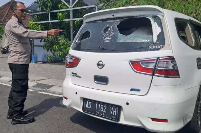Mobil Nissan Livina milik mahasiswa APB diamankan pihak kepolisian usai drama tabrak lari di sepanjang Jalan Raya Solo hingga Sukoharjo.