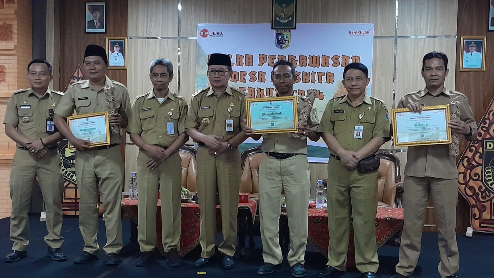 Prosesi serah terima penghargaan bagi desa yang meraih kategori atau predikat Desa Waskita Tanpa Cidera oleh Wabup KH Ali Makhsun didampingi Inspektur Kurniawab Arifendi dan Kepala Dinpermades Taufik