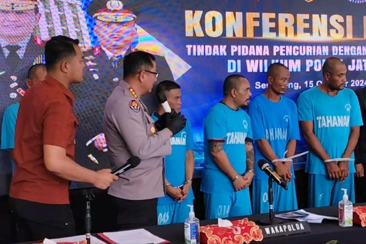 Lima tersangka saat dihadirkan dalam rilis di Mapolda Jateng, Selasa (15/10/2024)