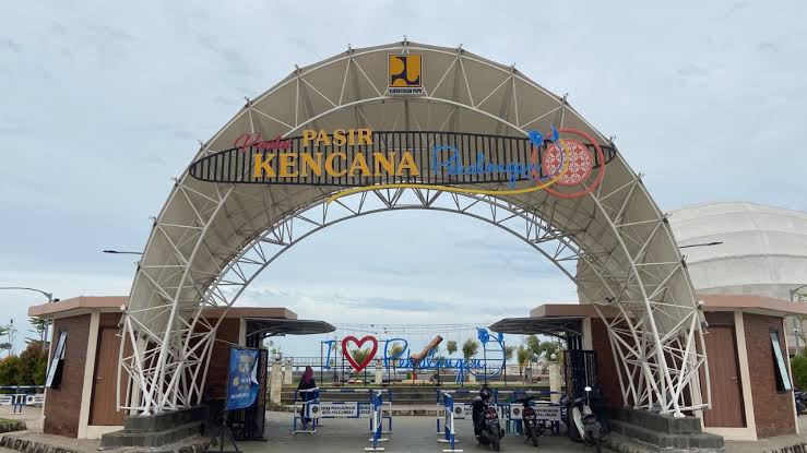 Pantai Pasir Kencana Pekalongan menjadi salah satu destinasi wisata yang wajib dikunjungi oleh wisatawan