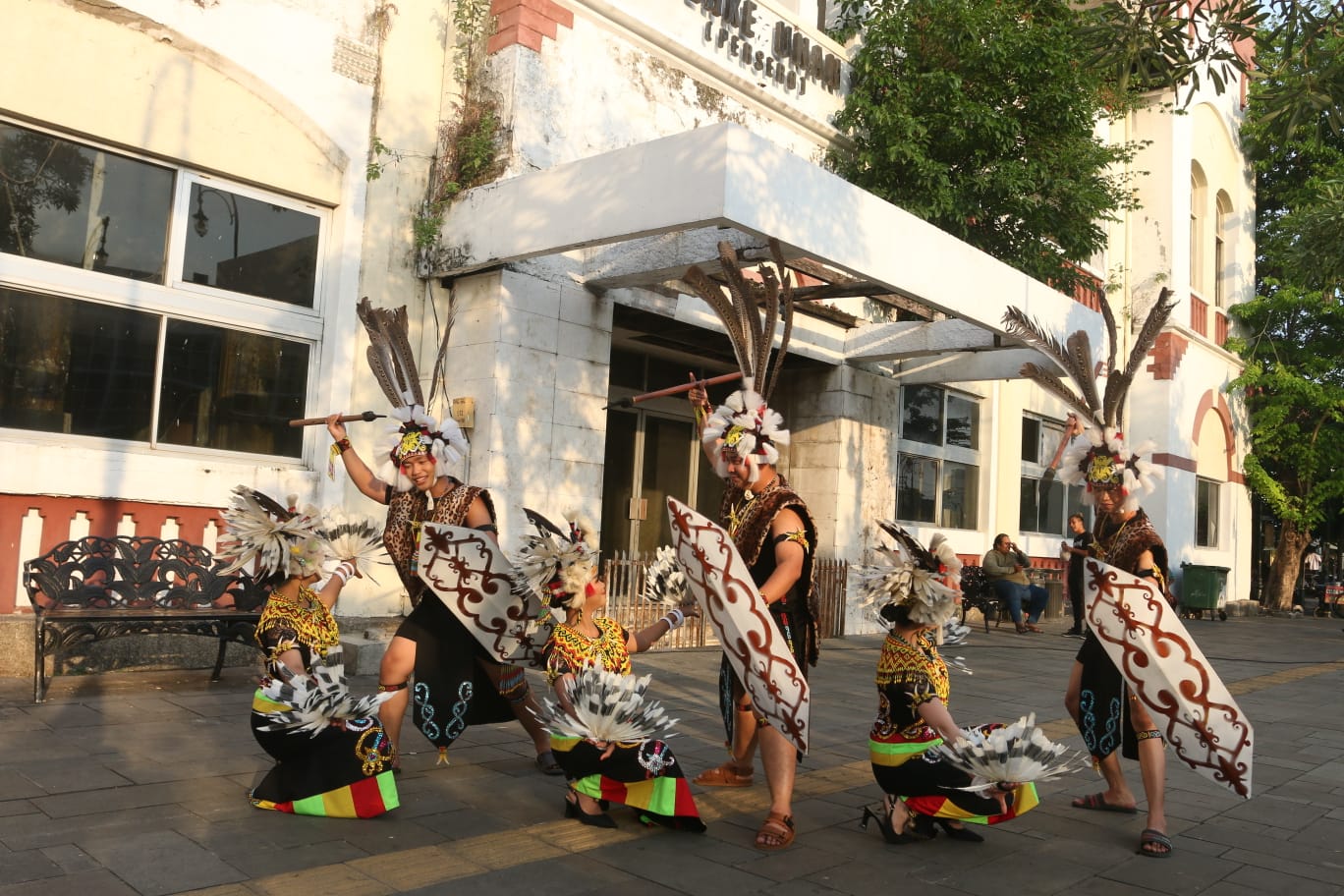 Pegiat seni Kalimantan Timur mempromosikan IKN di Kota Lama Semarang, Rabu (16/10/2024).