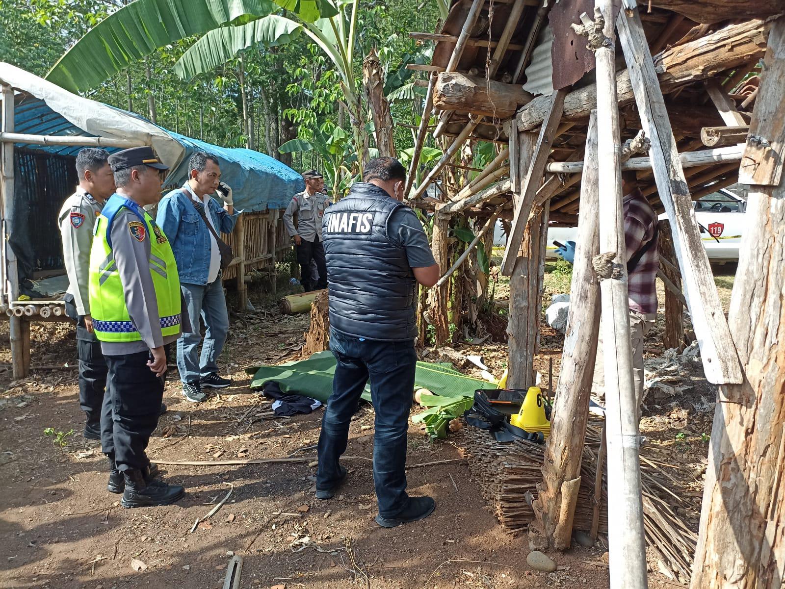 Polisi melakukan olah TKP ditemukannya korban SNH di Darupono Kendal.