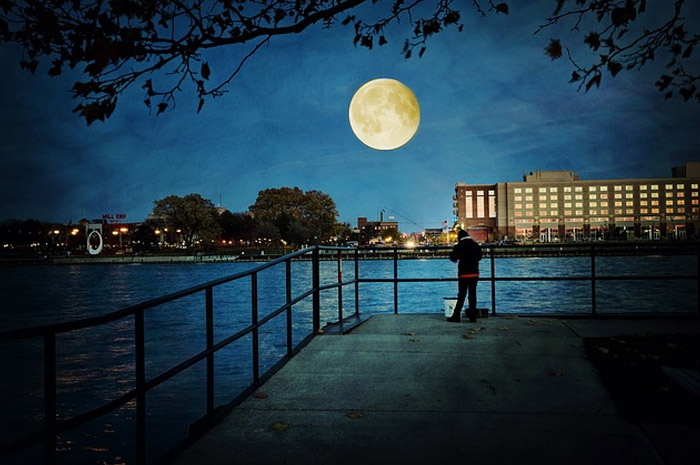 Ilustrasi penampakan Supermoon di sebuah kota.