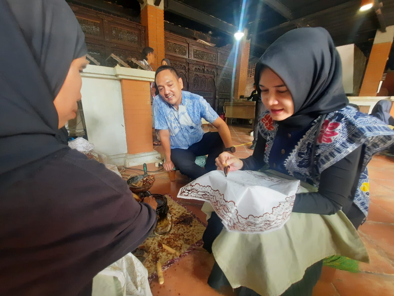 Calon Wali Kota Semarang, Yoyok Sukawi, bersama istri, Swasti Aswagati mencoba proses membatik saat melaksanakan kunjungan ke Sanggar Batik Semarang 16 .