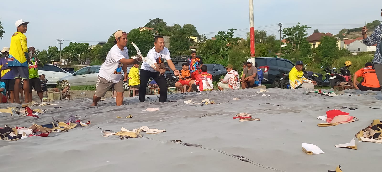 Calon Wali Kota Semarang, Yoyok Sukawi ketika ikut berlatih merpati kolong Kelurahan Ngemplak Simongan, Kecamatan Semarang Barat